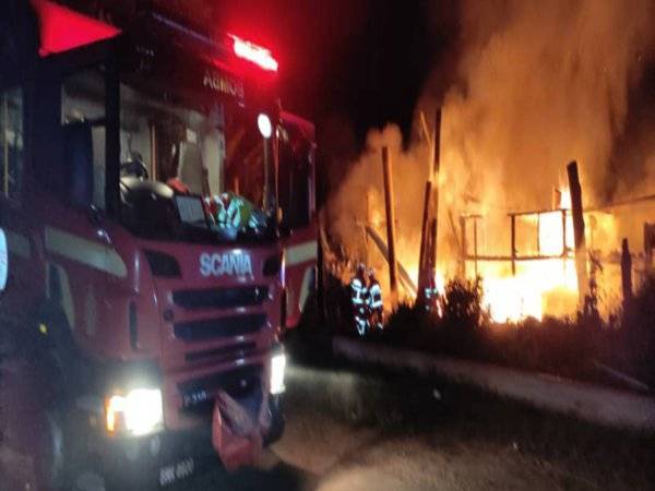 Anggota bomba dari BBP Kuantan dikerah ke lokasi bagi membantu memadam kebakaran bot nelayan laut dalam di jeti Jalan Kampung Belukar di sini pada awal pagi Sabtu. - Foto JBPM Pahang