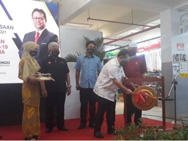 Alexander memukul gong sebagai gimik perasmian Majlis Sambutan Hari Pengguna Kebangsaan Peringkat Negeri dan Kempen Pembudayaan Norma Baharu Covid-19 Pasar Awam di Kompleks Pekan Rabu, Alor Setar pada Sabtu.