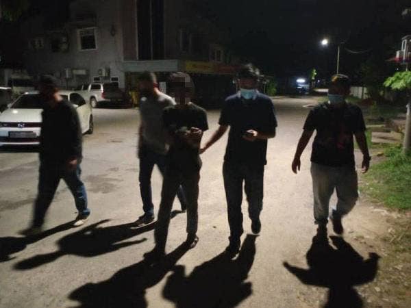 Antara penagih dadah yang ditahan dalam serbuan di beberapa lokasi membabitkan dua daerah iaitu Kuala Terengganu dan Kuala Nerus, awal pagi Khamis. - Foto Ihsan AADK Kuala Terengganu