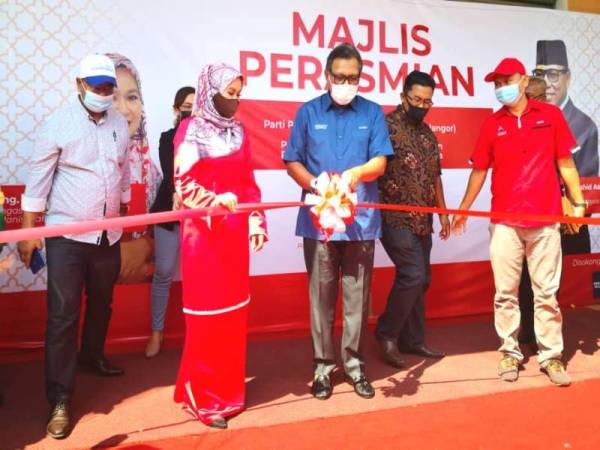 Abdul Rashid (tiga dari kanan) memotong riben sebagai simbolik pada Majlis Perasmian PKK Bersatu Bahagian Kuala Selangor dan Penyerahan Sumbangan Ihya Ramadan D'Manis di Pekarangan PKK Bersatu Bahagian Kuala Selangor.