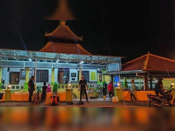 Ahli-ahli RBKM bergambar bersama selepas mengadakana. gotong-royomg memcuci masjid di Jamek Laksamana Hang Tuah Kampung Duyong, baru-baru ini.