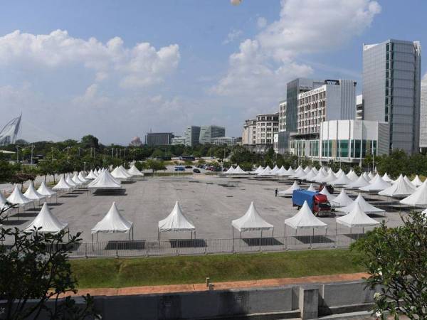 Kerja-kerja pemasangan khemah giat dijalankan di tapak Bazar Ramadan Presint 3, Putrajaya pada Sabtu.