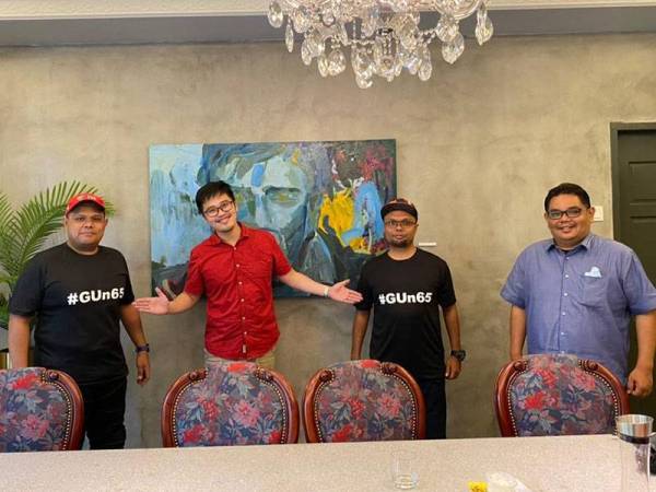 Fahami (kiri) bersama ahli #GUn65 mengadakan pertemuan dengan Howard Lee pada Sabtu menjelaskan mengenai usaha yang digerakkan.