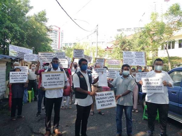 Prabakaran (tiga dari kanan) bersama penduduk Kampung Jalan Peel yang mengadakan protes aman pada Ahad.