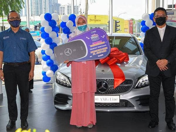 Ketua Eksekutif Perbadanan Tabung Pendidikan Nasional (PTPTN) Ahmad Dasuki Abdul Majid (kiri) bersama pemenang tempat pertama Sonita Sudin (tengah) yang memenangi Mercedes Benz C200 FL AMG Line, pada majlis Penyampaian Hadiah Cabutan Wow! SSPN-i Plus Tahunan 2020 di Nz Whells Bangsar hari ini.