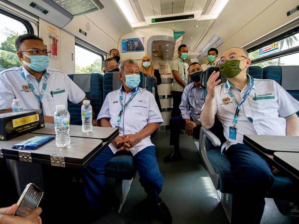 Menteri Pengangkutan Datuk Seri Dr Wee Ka Siong (kanan) menaiki Tren Diesel Multiple Unit (DMU) sempena Majlis Pelancaran DMU di Stesen Wakaf Baharu hari ini.