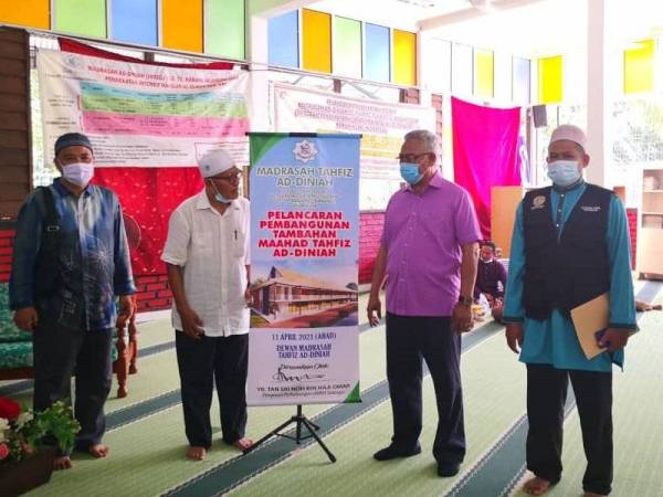 Noh (dua dari kanan) bergambar pada Majlis Pelancaran Pembangunan Tambahan Maahad Tahfiz Ad-Diniah di di sini pada Ahad.