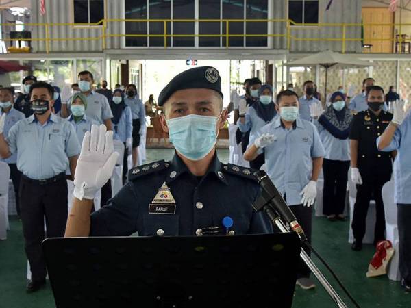 Penolong Pegawai Penguatkuasa Perbadanan Labuan (PL) Mohd Raflie Nasir mengetuai lafaz ikrar Bebas Rasuah bersama kakitangan PL pada Majlis Ikrar Bebas Rasuah di Desa Tuans Hijau, Sungai Miri hari ini.