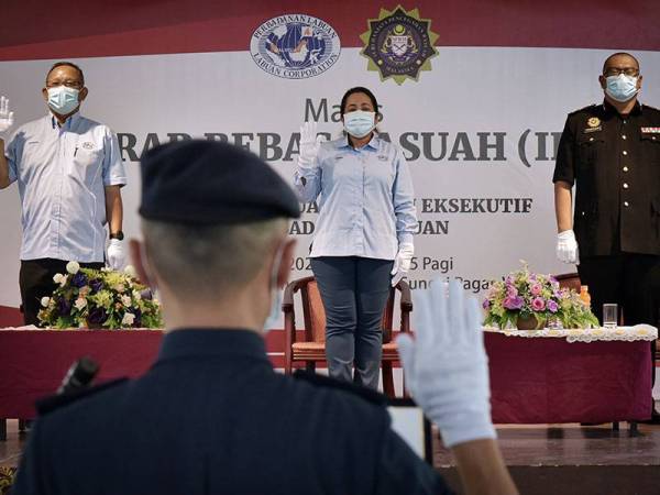 Ketua Pegawai Eksekutif Perbadanan Labuan (PL) Dr Fary Akmal Osman (tengah) dan Timbalan Ketua Pegawai Eksekutif PL Rithuan Ismail (kiri) bersama kakitangan PL melafazkan Ikrar Bebas Rasuah yang diketuai oleh Penolong Pegawai Penguatkuasa PL Mohd Raflie Nasir pada Majlis Ikrar Bebas Rasuah di Desa Tuans Hijau, Sungai Miri hari ini.
