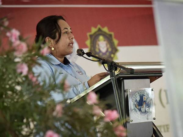 Ketua Pegawai Eksekutif Perbadanan Labuan (PL) Dr Fary Akmal Osman ketika menyampaikan ucapan pada Majlis Ikrar Bebas Rasuah di Desa Tuans Hijau, Sungai Miri hari ini.