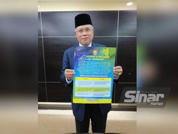 Najmi menunjukkan poster ingatan kepada penduduk Kedah untuk menghormati Ramadan dan juga undang-undang yang menanti mereka yang melakukan kesalahan sepanjang bulan tersebut.