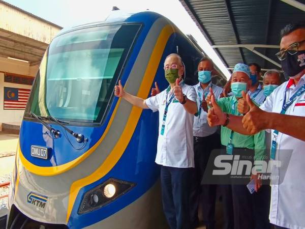 Ka Siong (kiri) semasa merasmikan DMU di Stesen Kereta Api Pasir Mas.
