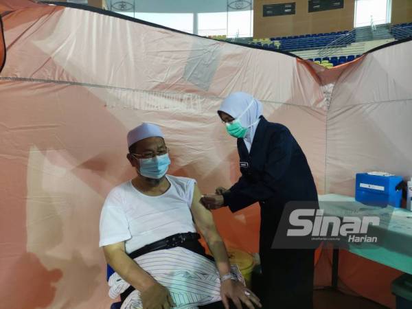 Husain menerima suntikan vaksin Covid-19 di Pusat Pemberian Vaksin (PPV) Stadium Tertutup Gong Badak pada Ahad.