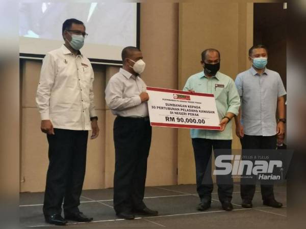 Saarani (dua dari kiri) menyerahkan cek sumbangan bernilai RM90,000 kepada 30 PPK di Perak.
