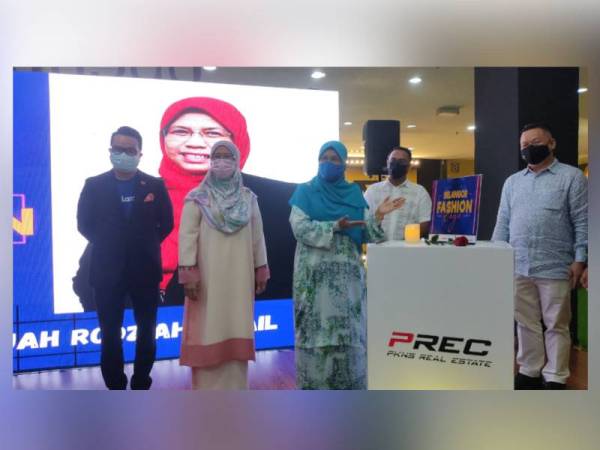 Rodziah (tengah) ketika gimik perasmian Majlis Pelancaran Program Selangor Fesyen Raya Lazada 2021 di SACC Mall, Shah Alam pada Ahad. 