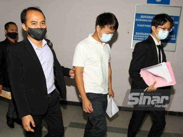 Xin Wei (tengah) dibawa ke Mahkamah Sesyen Johor Bahru pada Ahad.
