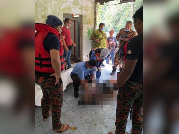 Pegawai kesihatan melakukan pemeriksaan sebelum mengesahkan mangsa maut. - Foto Ihsan bomba.