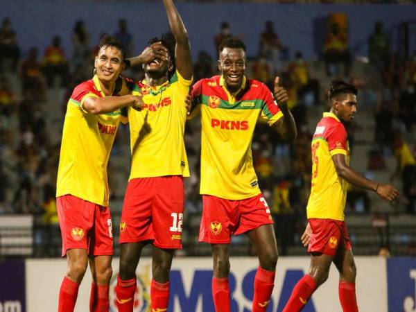 Pemain Red Giants meraikan jaringan Olusegun ketika berdepan Perak di Stadium Petaling Jaya. - Foto FB Selangor FC