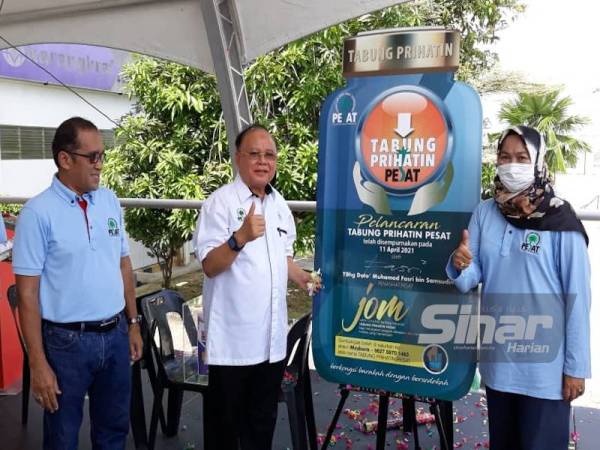 Muhamad Fasri (tengah) ketika melancarkan Program Pelancaran Tabung Prihatin Pesat yang diadakan di Kumpulan Karangkraf, pada Ahad.
