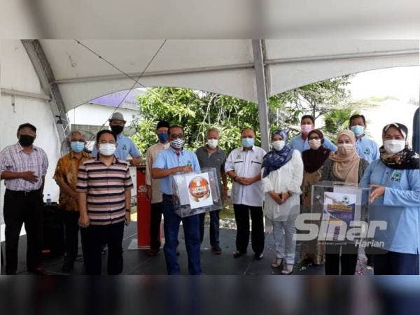 Mohd Sham (depan, dua kiri) bersama dengan ahli jawatankuasa Pesat dalam program Pelancaran Tabung Prihatin Pesat yang berlangsung di bangunan Kumpulan Karangkraf, pada Ahad.