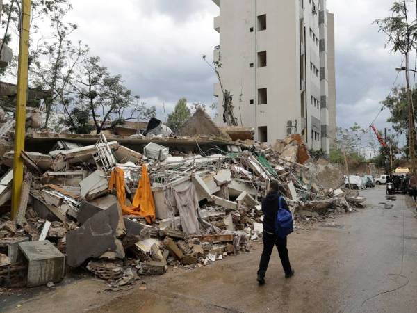 Kawasan kejiranan Karantina di Beirut yang turut musnah akibat letupan dahsyat tersebut. - Foto AFP