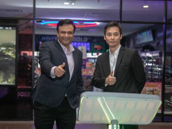  Khalid Alvi kiri bersama Wong Wai Keong ketika pelancaran kedai Konsep 7-Eleven x Pepsi di DA Square, Damansara Avenue.