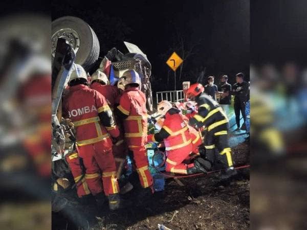 Anggota bomba dari BBP Bentong melakukan operasi mengeluarkan mangsa yang tersepit selepas terbabit kemalangan di KM43.4, KLK di sini pada malam Ahad.