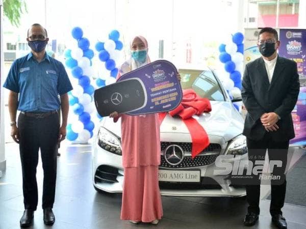 Sonita (tengah) bergambar di hadapan kereta yang dimenanginya bersama dengan Ahmad Dasuki (kiri) dan Nik Hamdam (kanan) ketika Majlis Penyampaian Hadiah Cabutan Wow SSPN-i Plus Tahunan 2020 pada Ahad.. - Foto Sinar Harian ASRIL ASWANDI SHUKOR