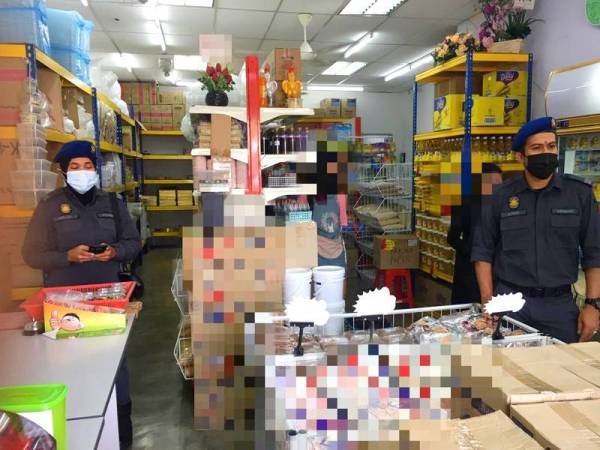 Pegawai KPDNHEP Pasir Mas merampas 800 kg 'stok' tepung gandum dipercayai untuk dijual semasa Ramadan kerana menjual barang kawalan tanpa lesen di Rantau Panjang.