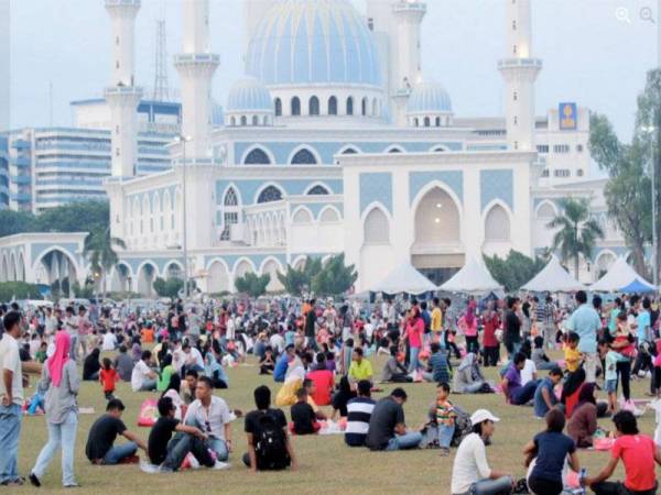 Kerajaan Pahang tidak membenarkan orang ramai berbuka puasa di padang Majlis Bandaraya Kuantan (MBK) 1, di sini sepanjang Ramadan tahun ini. Foto fail Sinar Harian. 