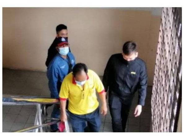 Md Shahinur (dua dari kiri) diiringi pegawai SPRM sewaktu hadir di Mahkamah Sesyen Johor Bahru, pada Isnin.