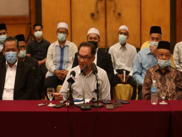 Anwar (tengah) pada sidang media Majlis Pengumumam Kemasukan Tokoh Agamawan ke dalam PKR di sebuah hotel di Seremban pada Isnin.
