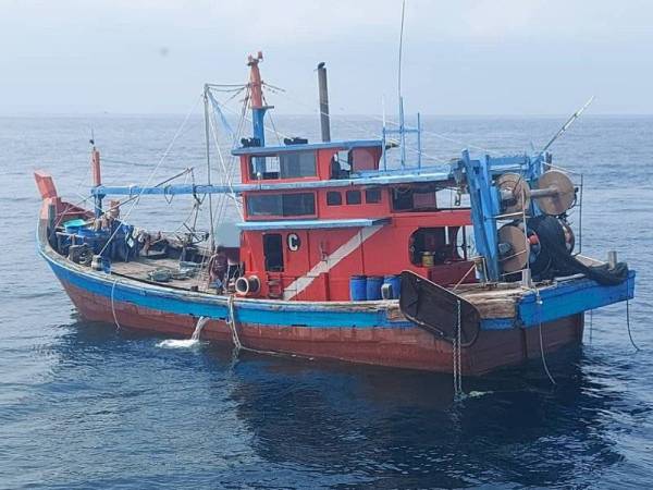 Bot kelas C dinaiki tiga nelayan tempatan terbabit dikesan semasa rondaan Op Benteng kira-kira jam 11.05 pagi Ahad.