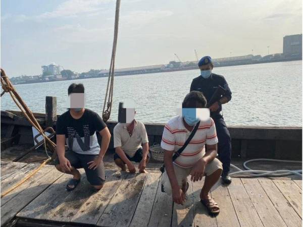 Tiga nelayan di 10 batu nautika dari Tanjung Sauh, di sini atas kesalahan di bawah Akta Perikanan 1985, pada Ahad.