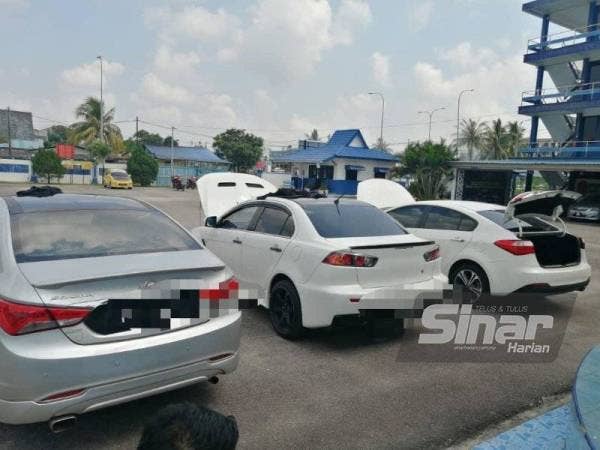 Kenderaan yang digunakan untuk membawa arak tanpa cukai yang dirampas.