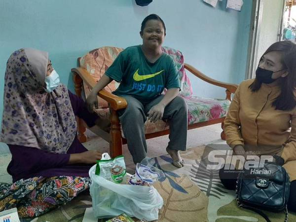 Mia Nurhamizah (kanan) semasa menziarah Norjannah di rumahnya dekat Kampung Paya, Port Dickson pada Sabtu.