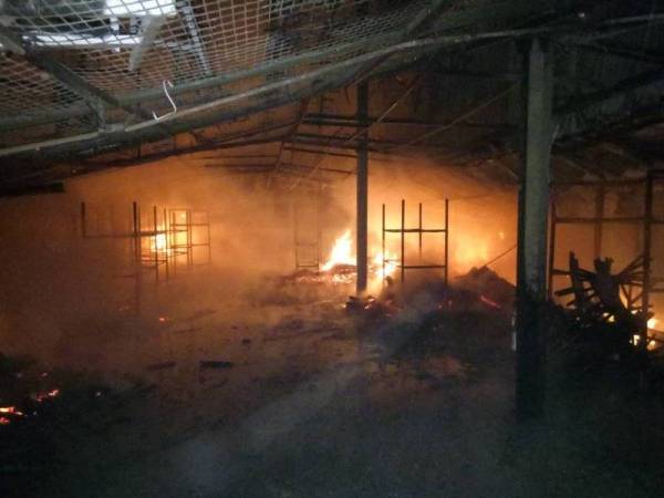 Keadaan kilang yang marak terbakar. (Foto: Ihsan bomba)