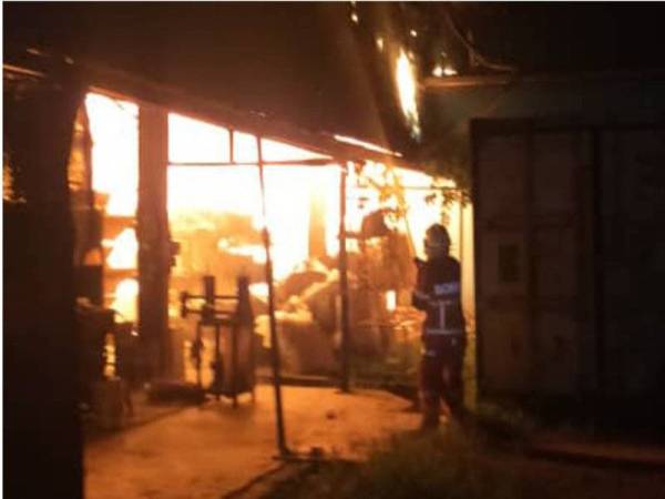 Anggota bomba bertungkus lumus memadamkan kebakaran kilang berkenaan. (Foto: Ihsan bomba)