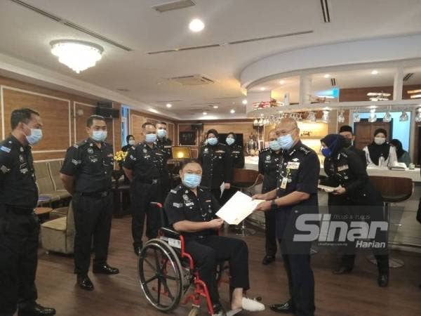 Arjunaidi menyampaikan surat penghargaan kepada Aizuddin pada majlis yang diadakan di Mess Pegawai Ibu Pejabat Polis Kontinjen Selangor, Shah Alam pada Isnin.