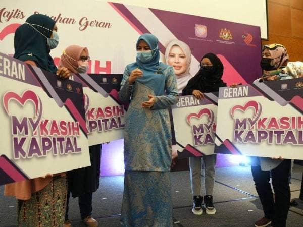 Rina (tengah) beramah mesra bersama penerima geran pada Majlis Penyerahan Geran MyKasih Kapital di sebuah hotel hari ini. - Foto Bernama