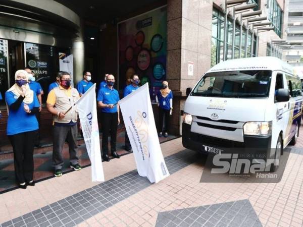 Sesi ‘flag off’ sebagai simbolik pelepasan bantuan Skuad PTPTN Prihatin Bersama Dana Kita di Menara PTPTN.