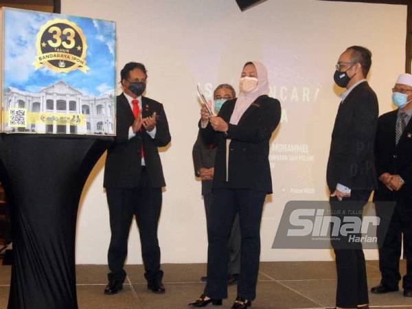 Nolee Ashilin (dua dari kanan) mengimbas kod simbolik melancarkan laman web Ipohpedia pada Isnin.