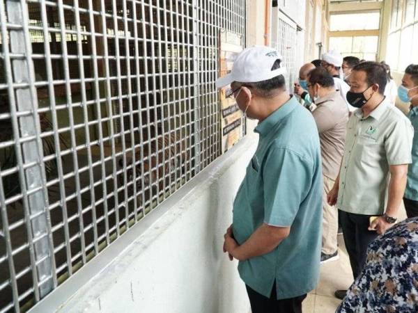 Shamsul Anuar ketika meninjau keadaan harimau di Pusat Menyelamat Hidupan Liar Kebangsaan (NWRC), Sungkai pada Isnin.