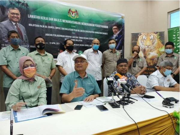 Shamsul Anuar bersama Khairuddin pada sidang akhbar di Pusat Menyelamat Hidupan Liar Kebangsaan (NWRC), Sungkai pada Isnin.