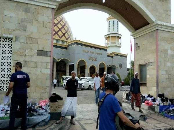 Desa tersebut berpuasa lebih awal mengikut jadual ditetapkan oleh imam dan seramai 12 penghulu masjid berdasarkan kalendar falak kuno. - Foto Agensi