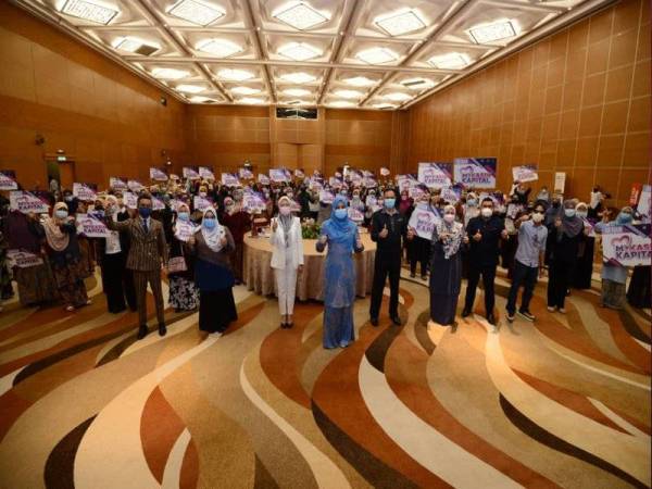 Rina ketika hadir menyempurnakan Program Majlis Penyerahan Geran MyKasih Kapital di Hotel Movenpick, Sepang pada Isnin.
