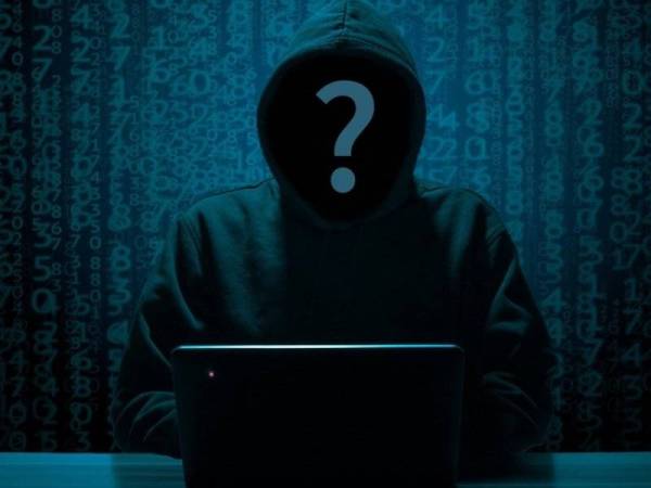 Scammer menyamar sebagai rakan mangsa dan berpura-pura mengatakan pihak pengendali WhatsApp telah tersalah hantar kod SMS enam digit berkenaan ke nombor mangsa.