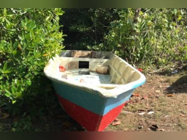 Bot gentian kaca yang digunakan PATI berkenaan untuk meloloskan diri di kawasan Sungai Linting, Tanjung Surat, Kota Tinggi. - Foto Ihsan Kastam