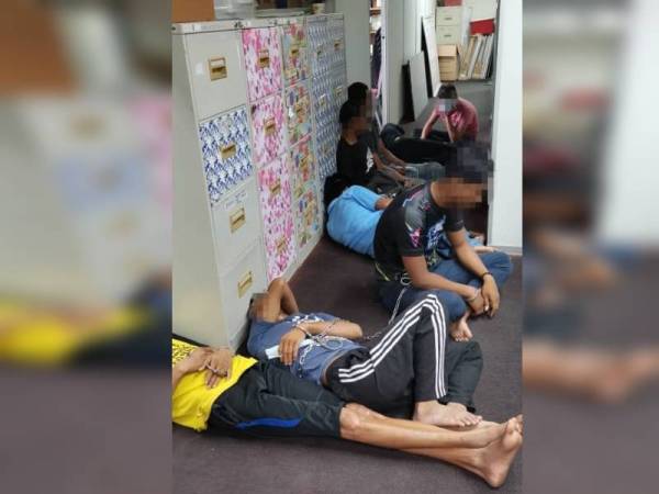 Antara mereka yang ditahan dibawa ke pejabat AADK Besut untuk tindakan lanjut. - Foto Ihsan AADK Besut