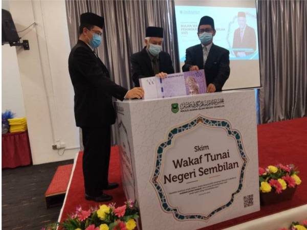 Abdul Aziz (tengah) melancarkan Perasmian Bulan Wakaf Negeri Sembilan di Seremban pada Selasa.